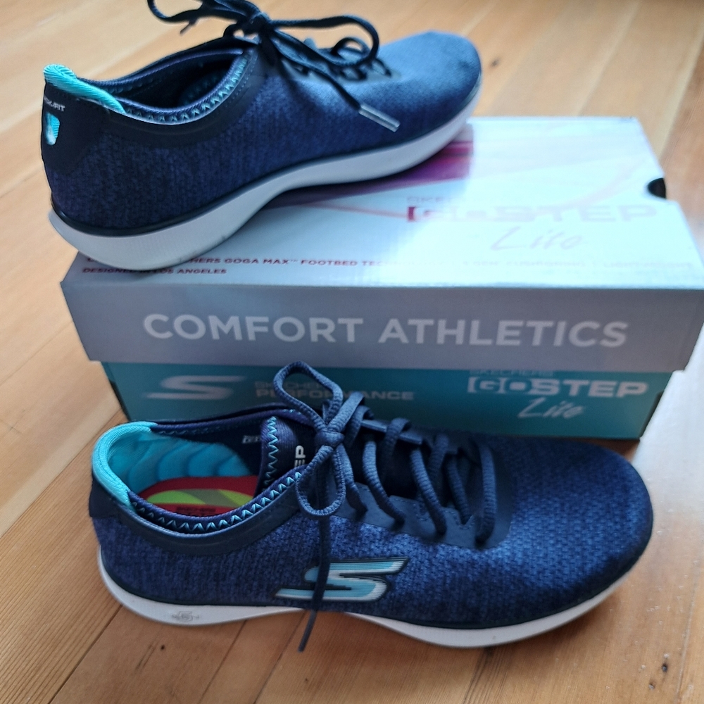 Size 8 1/2 Skechers